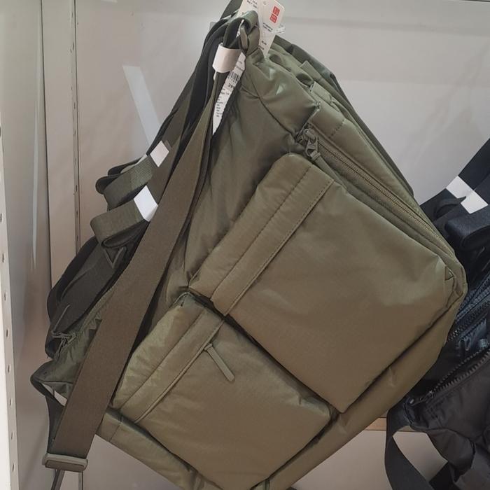 Tas selempang sling bag Uniqlo multi pocket shoulder bag army green original
