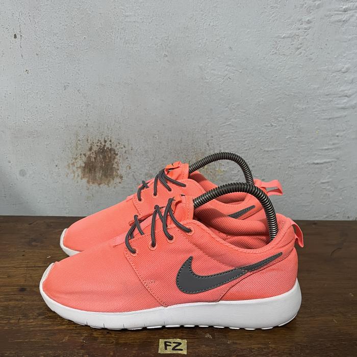 Sepatu second ori Nike roshe one lava glow size 37,5