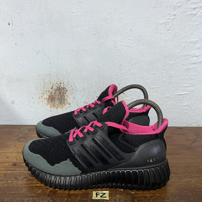 Sepatu second ori Adidas Ultra yeezy boost size 37,5