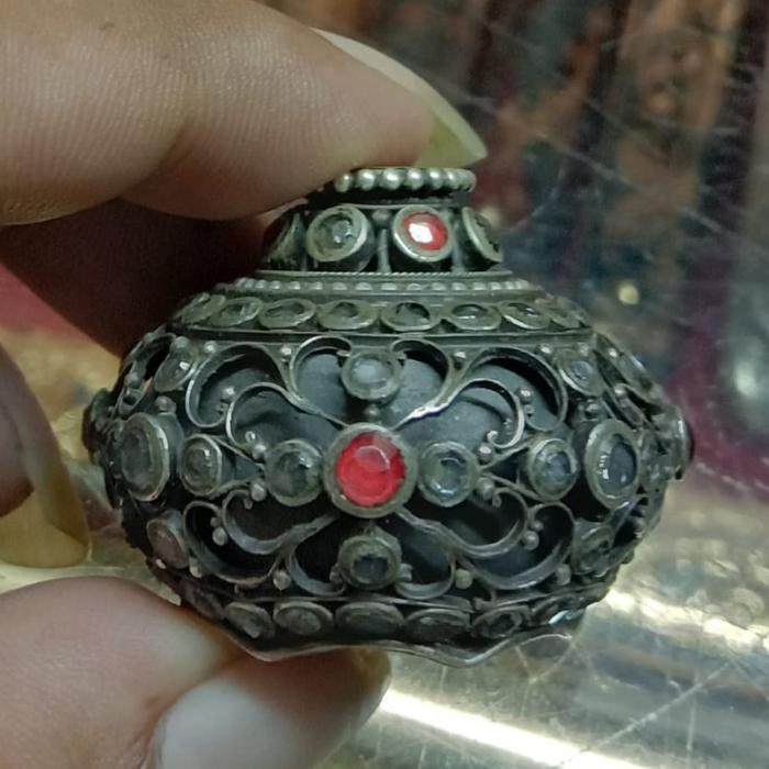Mendak selut keris Bahan perak Mata Batu Yakut Model lawasan