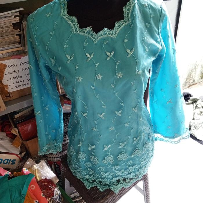 kebaya brokat biru langit