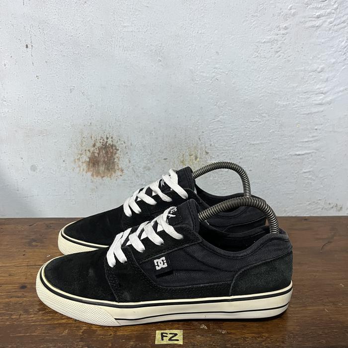 Sepatu second branded Dc anvil size 38