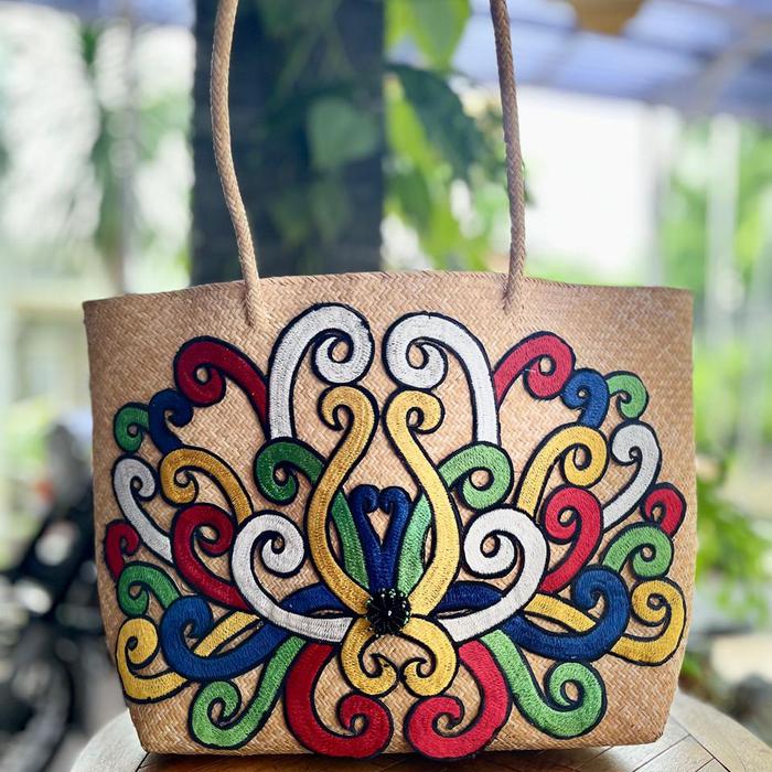Tas rotan dengan aksen bordir motif sulam tumpar khas Kalimantan 04