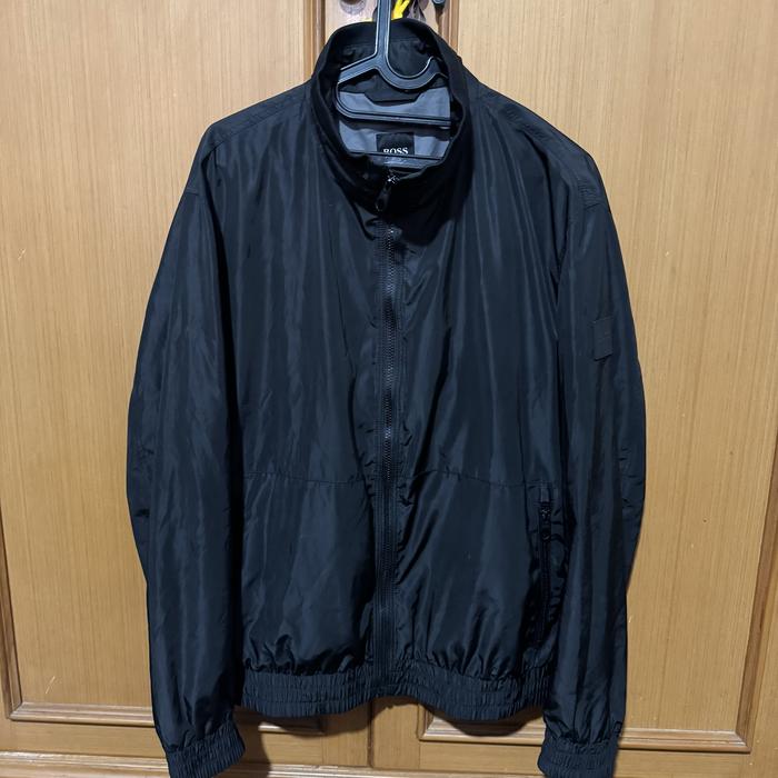 Jaket hugo boss warna item