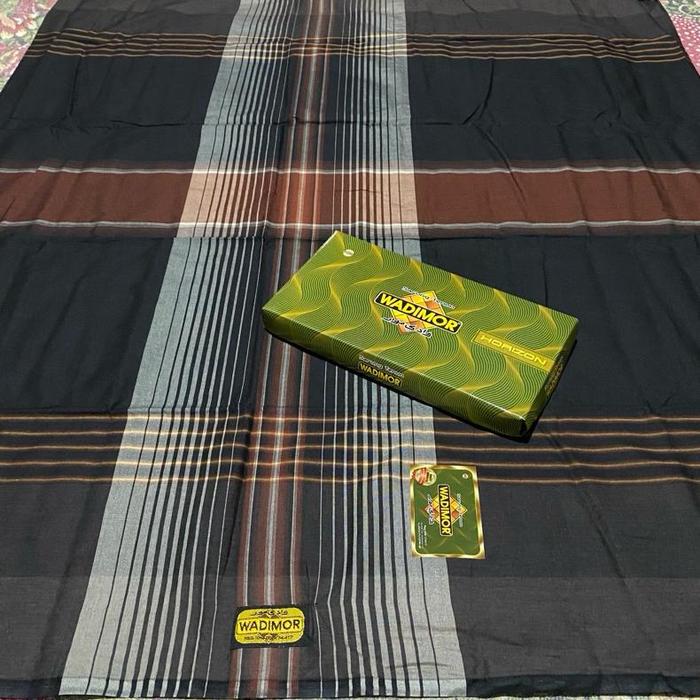 TERLARIS Sarung Wadimor Kain Motif Kotak-Kotak Horizon Motif Garis-Garis