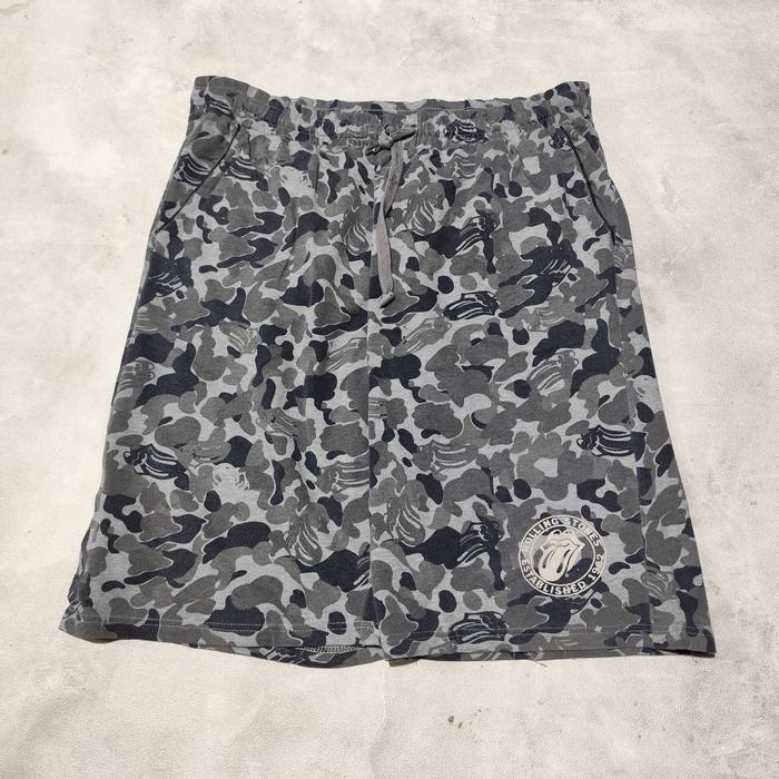 celana pendek pria Rolling Stone camo bekas