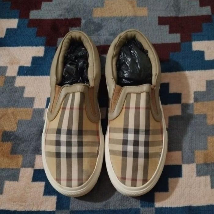 SEPATU BURBUR SLIP ON SNEAKERS