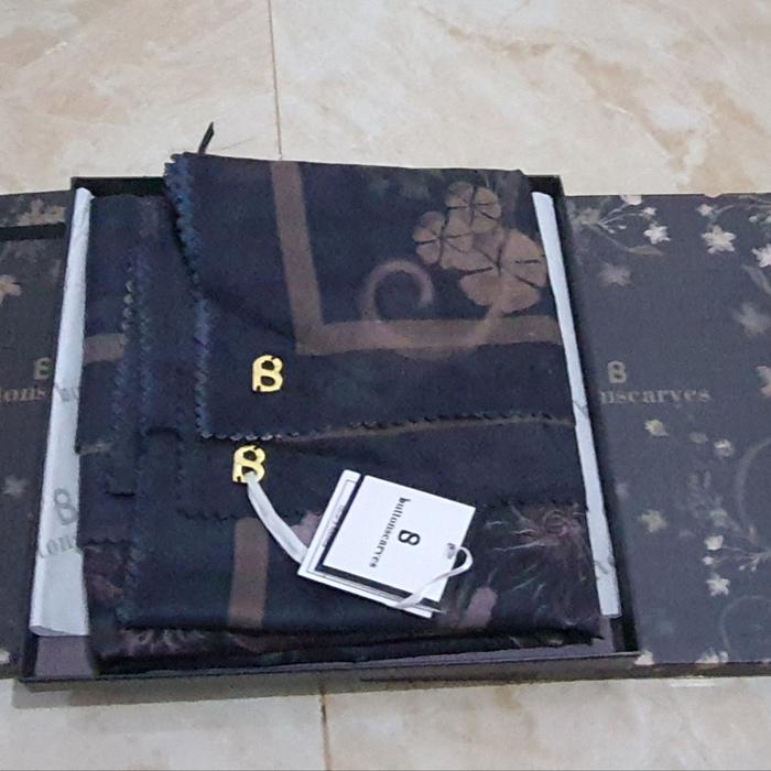 Buttonscarves Sofya in Raisin