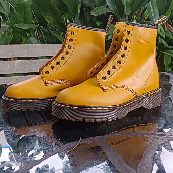 The original Dr Martens docmart Dm's boots 1460 yellow bex sole UK. 8 (42) 27cm Like new.. Ex displa