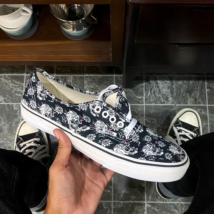 VANS AUTHENTIC FLASHSKULLS MULTI BNIB 100% ORIGINAL PT.NAVYA RETAIL INDONESIA.