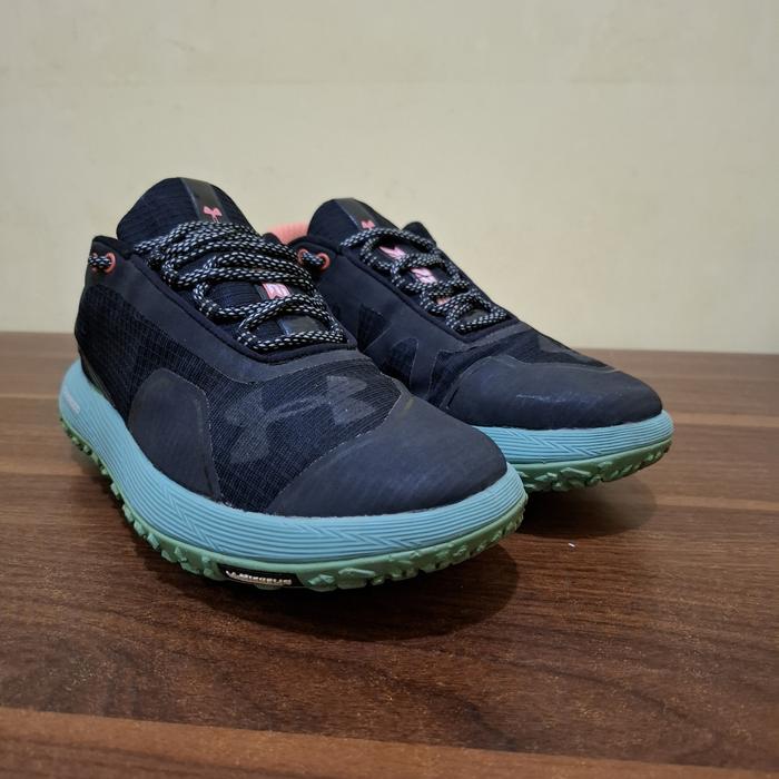 sneakers under armour charged