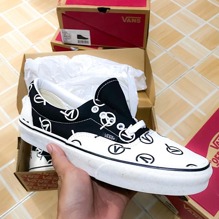 VANS ERA CIRCLE V BLACK MARSHMALLO BNIB 100% ORIGINAL PT.NAVYA RETAIL INDONESIA.