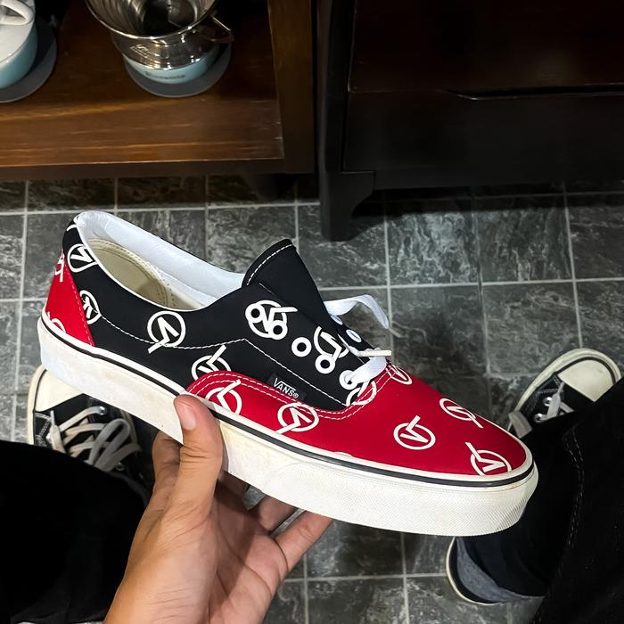 VANS ERA CIRCLE V RED BLACK BNIB 100% ORIGINAL PT.NAVYA RETAIL INDONESIA.