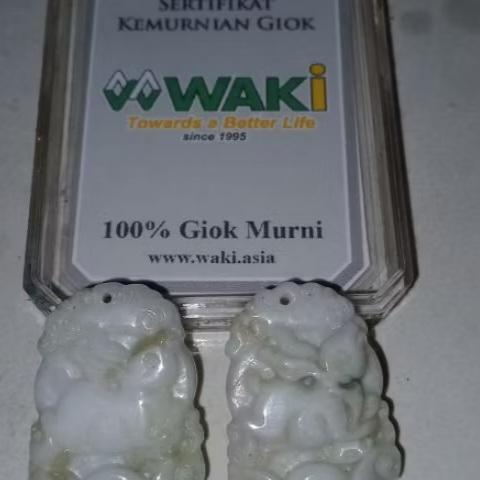 2 Liontin Batu Giok Asli & Sertifikat