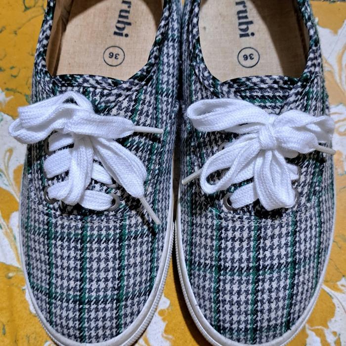Sepatu Sneakers Kasual Rubi