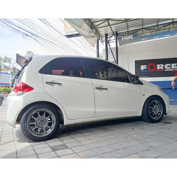 Paket velg dan ban mobil sidoarjo r15 4x100 untuk jazz brio yaris freed mobilio agya ayla sigra caly