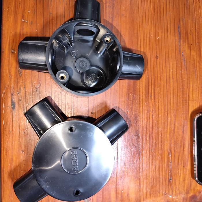 T duss/tee dus 20mm merk clipsal. hitam