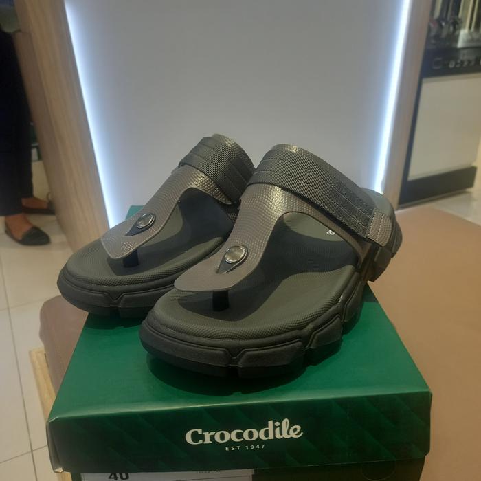 Sandal Pria Crocodile Ori Bahan kulit  model alas tebal warna grey 9881-7