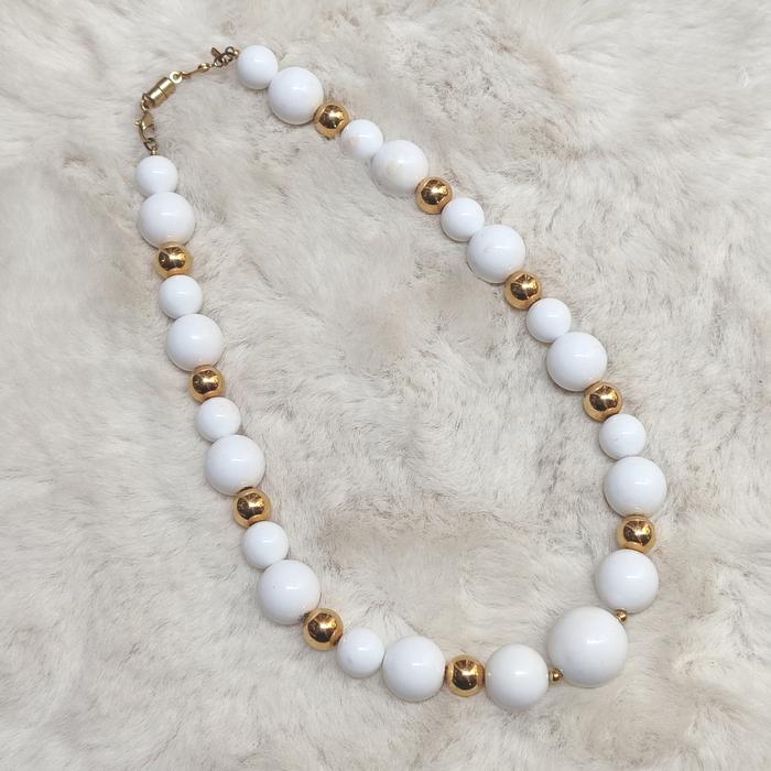 Vintage Kalung Monet White & Gold