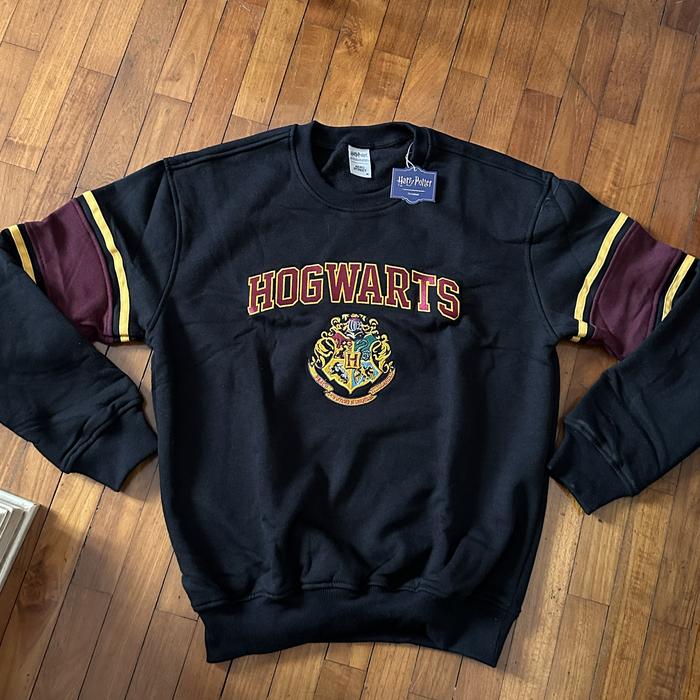 Sweater HARRY POTTER logo Hogwarts. Original. Size M. Limited. Baru dan Lengkap Tag.