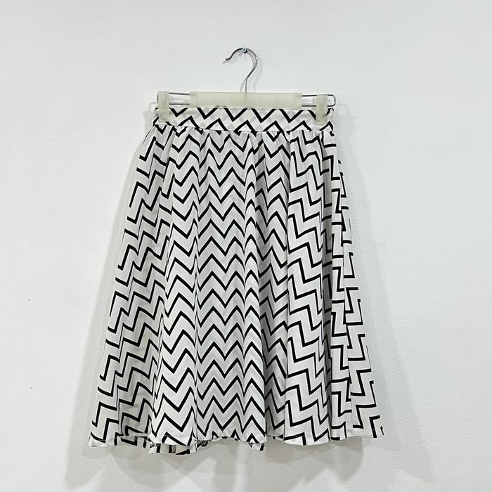 Zigzag skirt karet fit to L thrift/preloved
