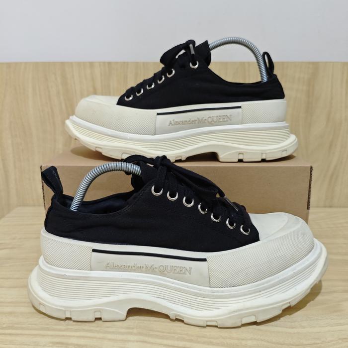 Alex McQueen Tread Slick Low Top Sneakers Sepatu Shoes Mc Queen Black Cream Hitam Krem Alexander