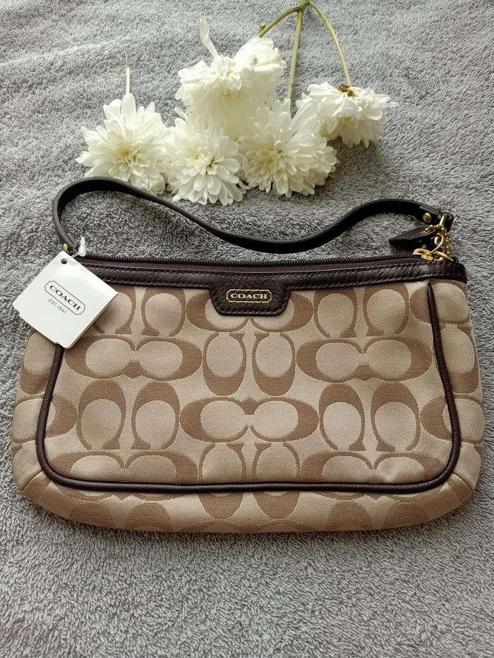 Tas Coach Wristlet Classic – gold color