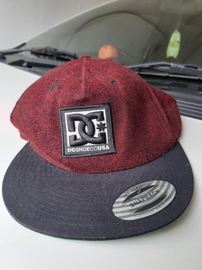 Topi DCSHOE CO USA warna Merah Maroon Visor Hitam tag Classic Yupoong