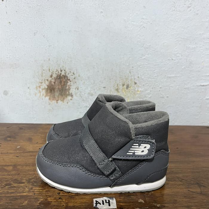 Sepatu second ori New balance size 22