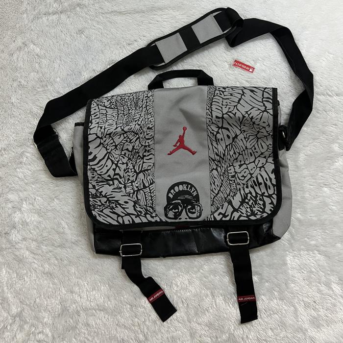 2005 Collectors NIKE JORDAN SPIZIKE Brooklyn MESSENGER BAG 255750-070 + Ipod pouch + lanyard