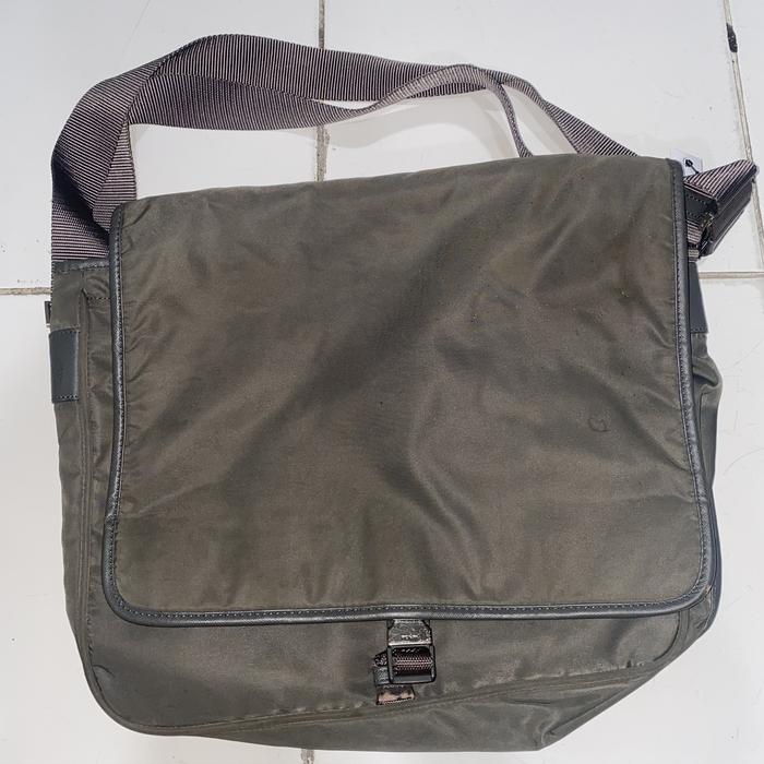 Tas Selempang Prada