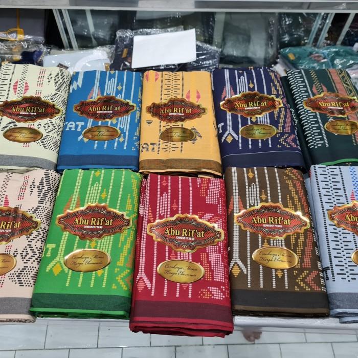 (khusus grosir) Sarung Pria Dewasa Muslim Abu Rifat Bahan Rayon Lembut Motif Songket Kembang Print