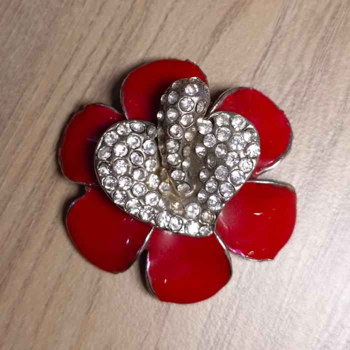 Bross Hijab Bunga Merah Hati