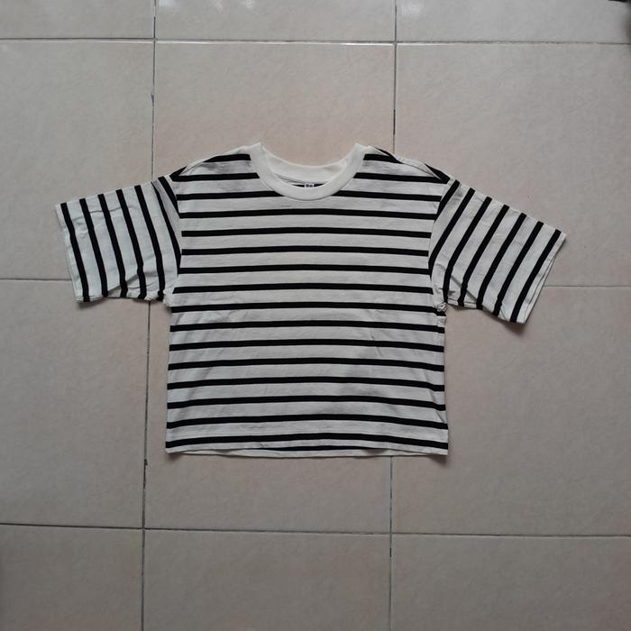 Uniqlo tshirt crop garis second size S