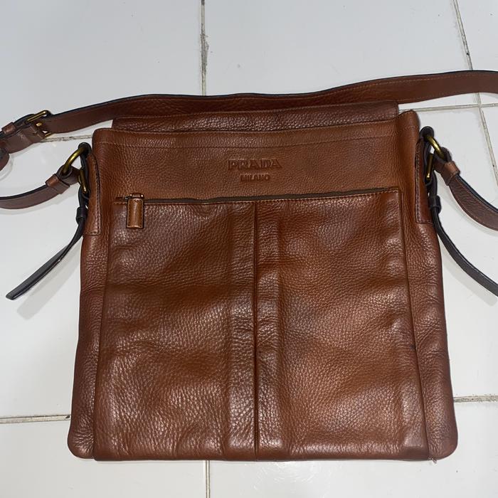 Tas selempang Prada