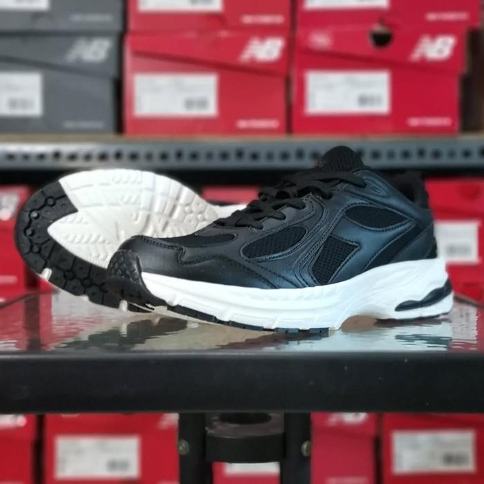 Diadora Karnisius (M) Black