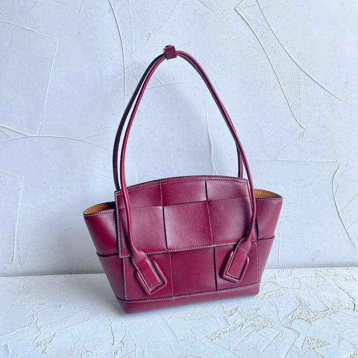 bag BV tas Small Arco Shoulder Bag in Deep Red Calfskin