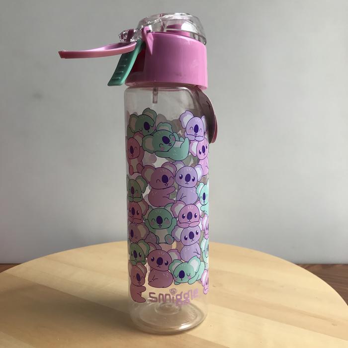 Smiggle Amaze Spritz Flip Lid Plastic Bottle 750Ml Stay hydrated and cool all day long with our Ama