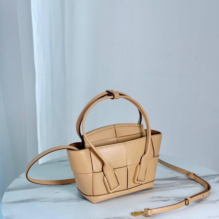 bag BV tas Mini Arco Shoulder Bag in Nude