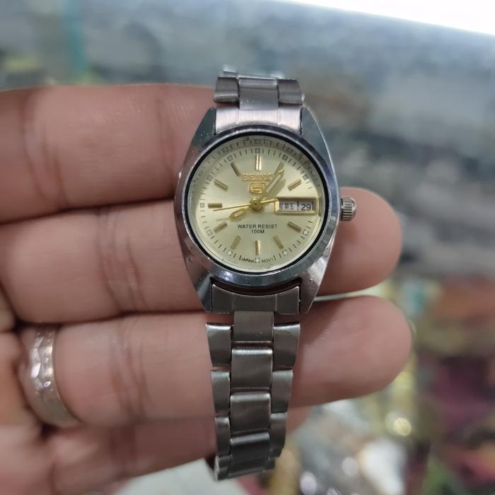 jam tangan wanita seiko 5 quartz stainles steel tanggal hari klasik vintage dial gold