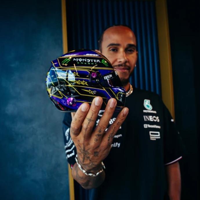 Mercedes-AMG F1 2020 Lewis LH44 Hamilton Mini Bell Helmet Replica 1:2. Helm miniatur skala 1:2 Formu