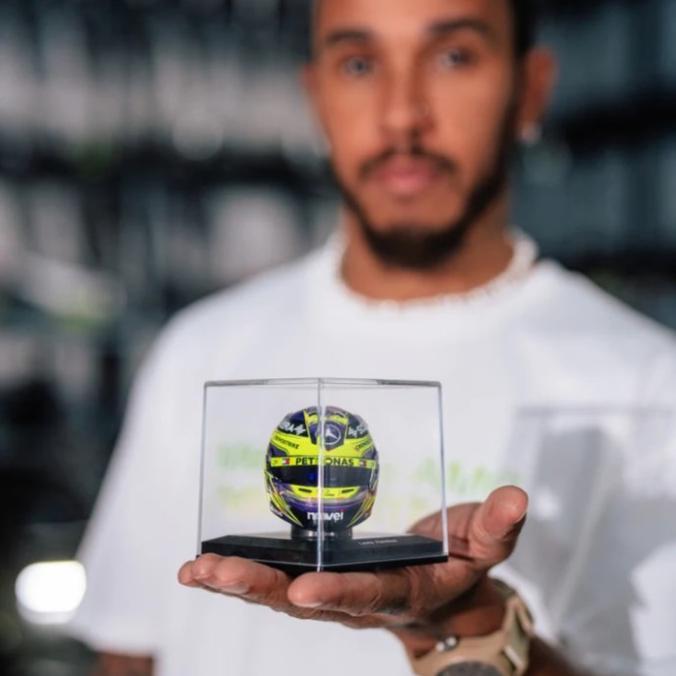 Mercedes-AMG F1 2024 Lewis LH44 Hamilton Sparks Helmet 1:5. Helm miniatur skala 1:5 Formula 1