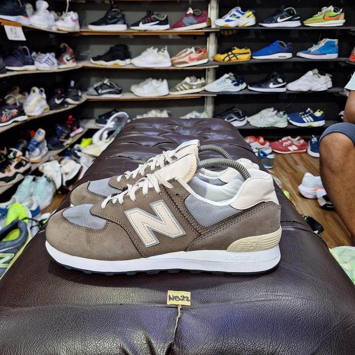 Sepatu second original New balance 574 leather size 42,5