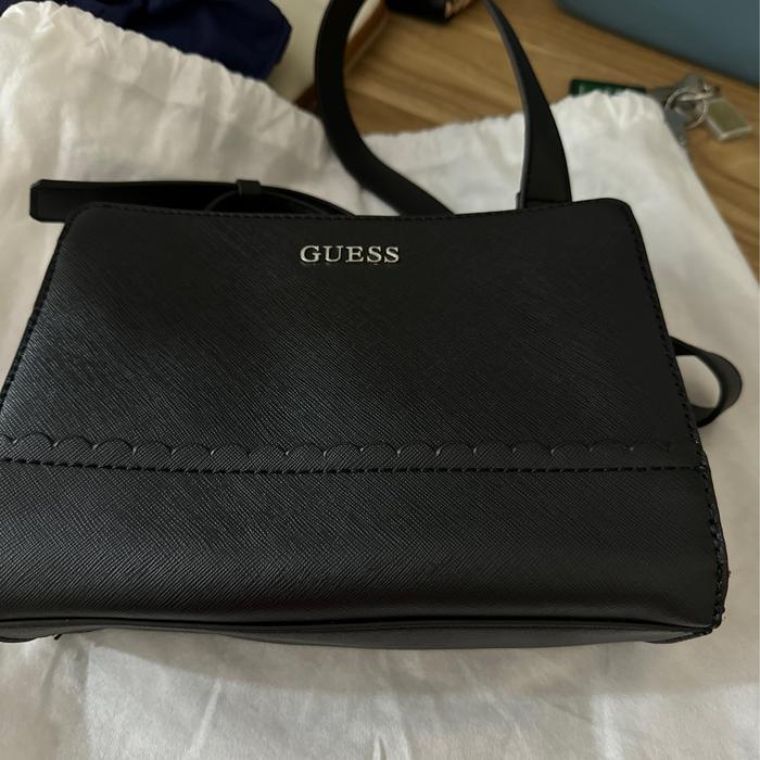 PRELOVED TAS GUESS WARNA HITAM