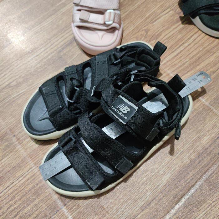 sandal new balance caravan black white