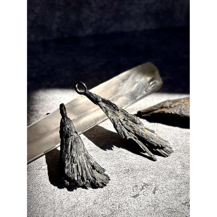 Pendant Batu Black Kyanite/ Pendant rustik Kristal/ Pendant kristal handmade/ Pendant Pria Black Kya