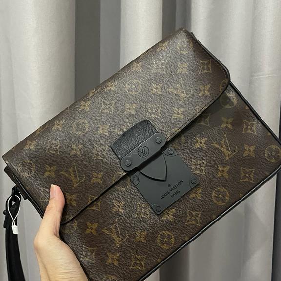 Pouch louis vuitton LV S lock A4
