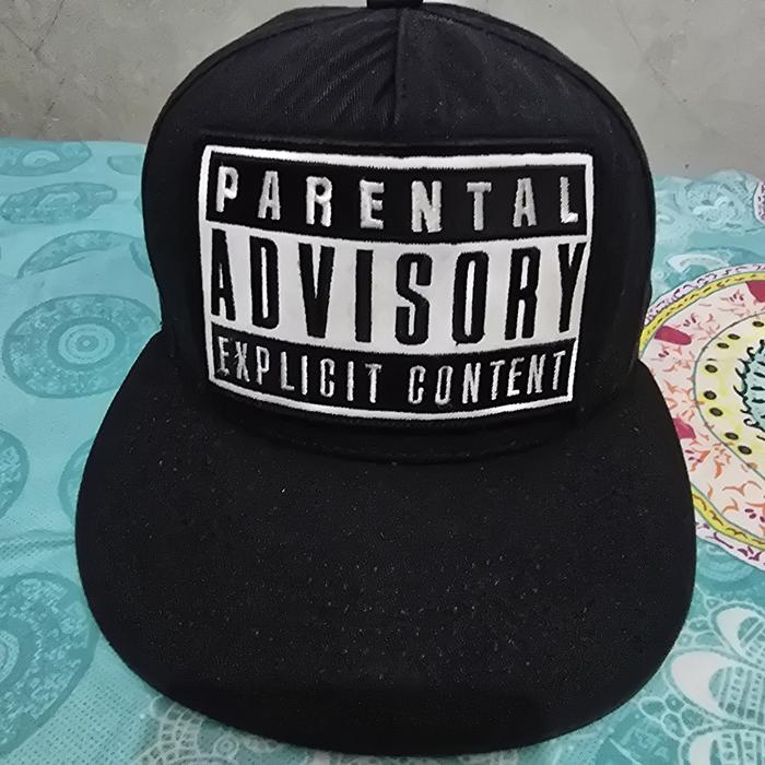 topi snapback parental advisory premiere