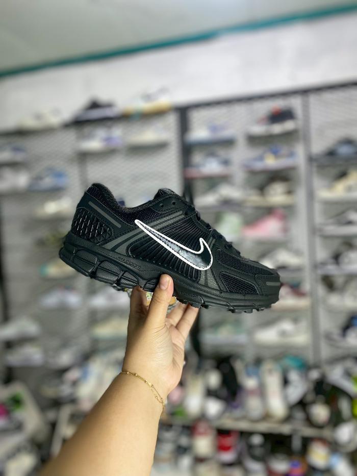 SEPATU SNEAKERS NIK333 Z00M VOMERO 5 FULLBLACK
