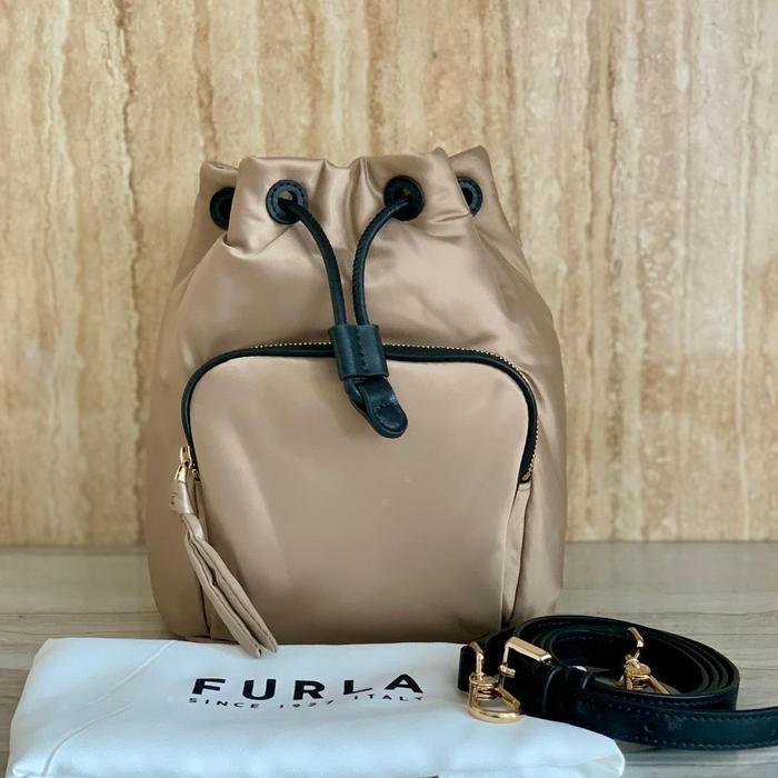 Furla gaia drawstring tessuto nylon satin deserto backpack